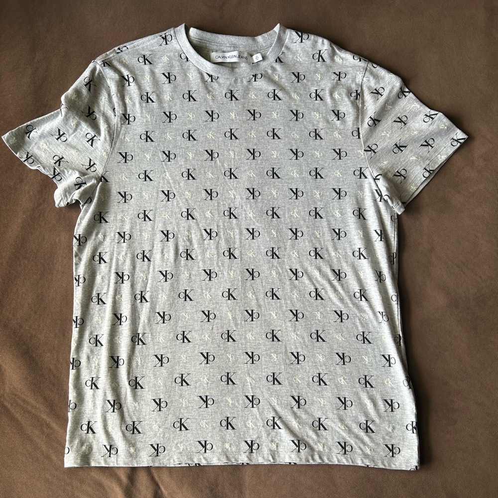 Calvin Klein Jeans Gray Short Sleeve Tee with Logo Pattern